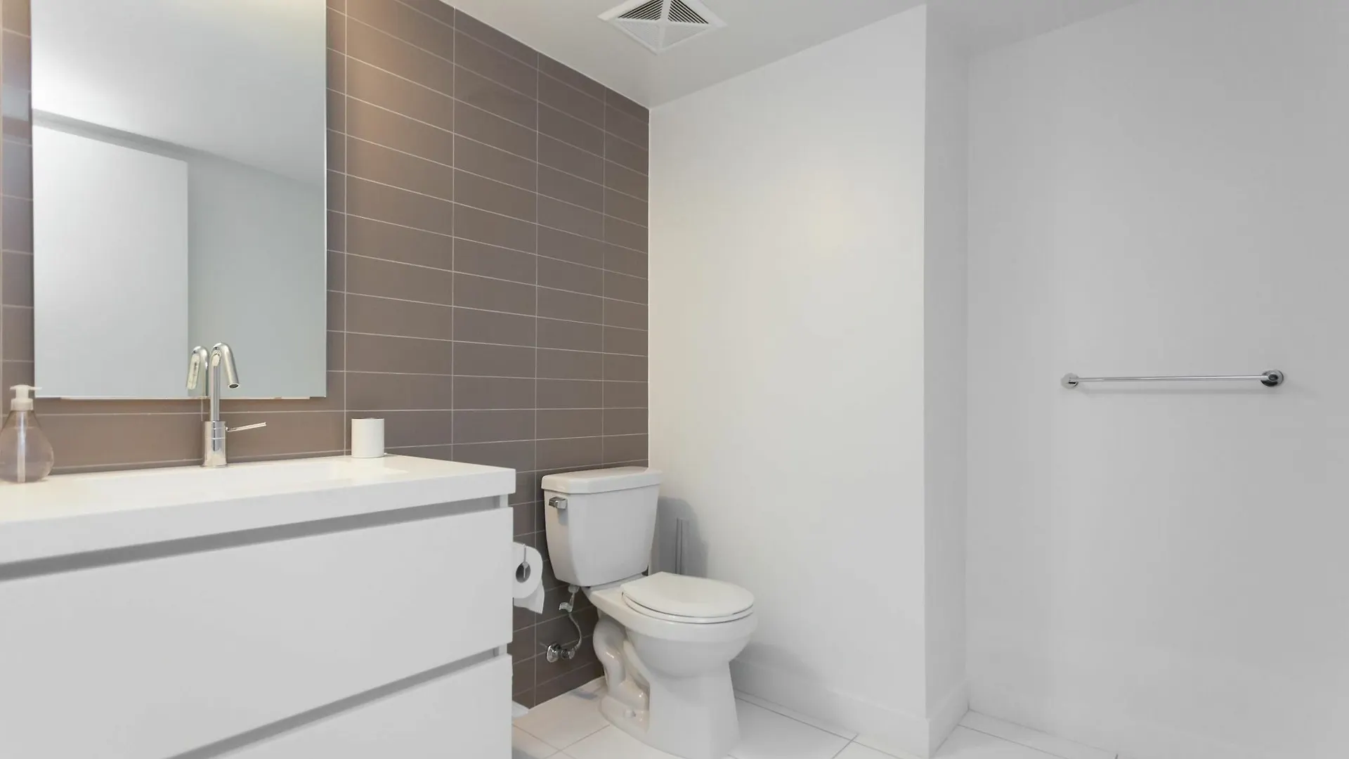 Applewood Suites - Condo Townhome Toronto