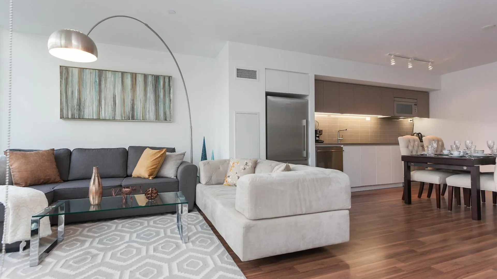 Applewood Suites - Condo Townhome Toronto Daire