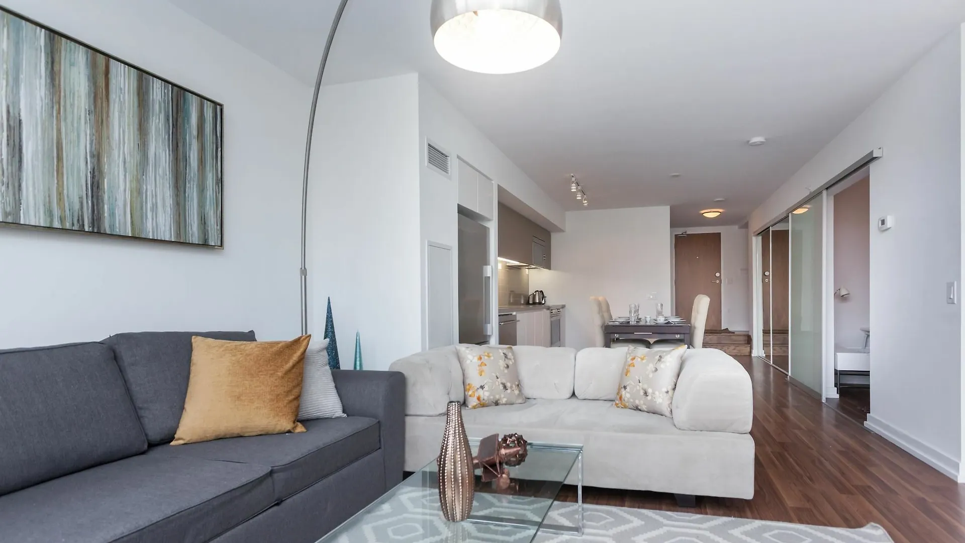 Applewood Suites - Condo Townhome Toronto