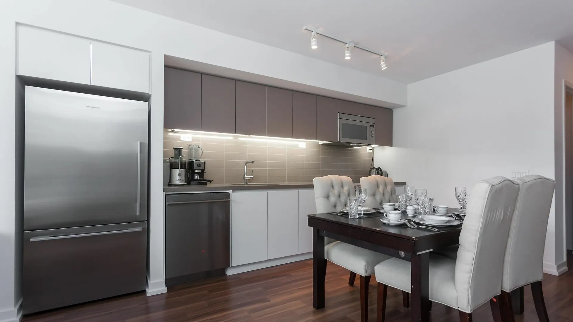 Applewood Suites - Condo Townhome Toronto Daire